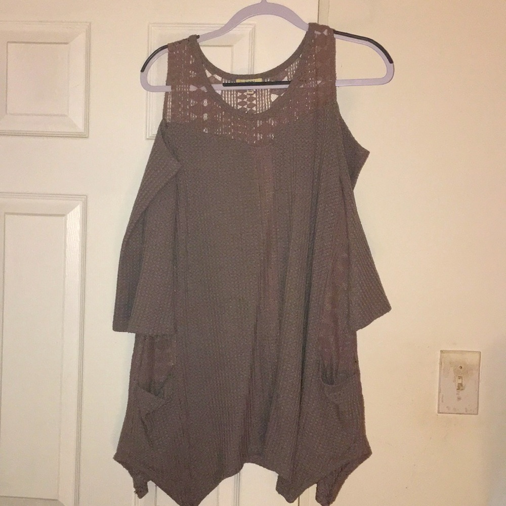 cold shldr lace neckline Tunic w pkts. Cute w jns